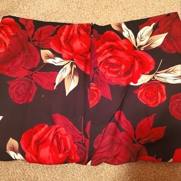 FLORAL MINI SKIRT RUCHED RUFFLE HEM SIDE TIE RED BLACK ROSE PRINT SMALL SHEIN - Picture 2 of 8